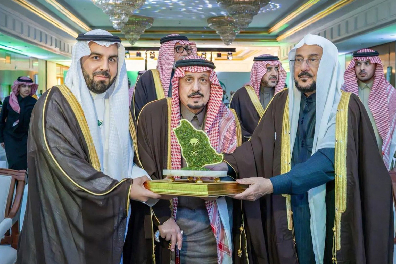 تكريم الراجحي الخيرية في ملتقى القيم الإسلامية برعاية أمير الرياض ووزير الشؤون الإسلامية تقديرًا لدورها في دعم المبادرات المؤثرة.